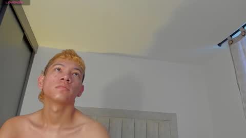 Snapshot of iamjulian_ chatting on 11.08.25 Juliiiiian online show from 11.08.25