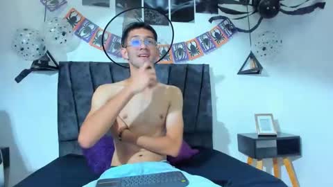 Snapshot of ian_thompsoncut chatting on 10.11.25 Ian Thompson online show from 10.11.25