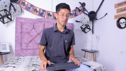 Snapshot of ian_thompsoncut chatting on 10.17.25 Ian Thompson online show from 10.17.25