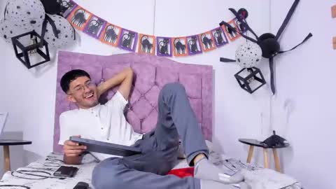 Snapshot of ian_thompsoncut chatting on 10.19.25 Ian Thompson online show from 10.19.25