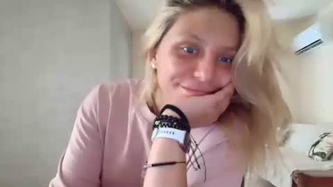 Snapshot of idontlikeguccibelts chatting on 07.17.26 Little Flower online show from 07.17.26