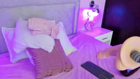 Snapshot of iliy_ chatting on 02.16.25 ILY online show from 02.16.25