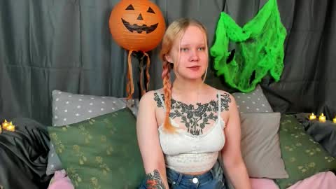 Snapshot of illando chatting on 10.28.25 Annie online show from 10.28.25