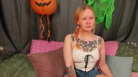 Snapshot of illando chatting on 10.31.25 Annie online show from 10.31.25