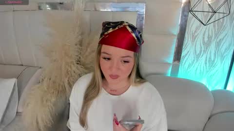 Snapshot of im_dalhia chatting on 11.20.25 DAHLIA online show from 11.20.25