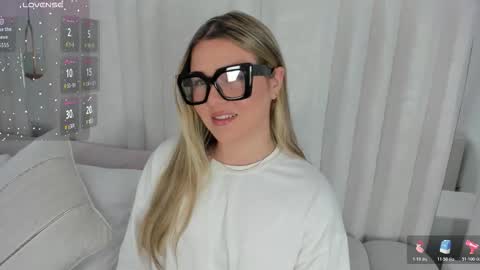 Snapshot of im_dalhia chatting on 12.14.25 DAHLIA online show from 12.14.25