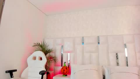 Nika online show from 10.31.25