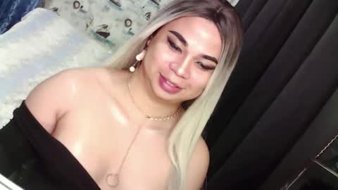 Snapshot of im_ur_sidechic8 chatting on 02.18.25 zhy online show from 02.18.25