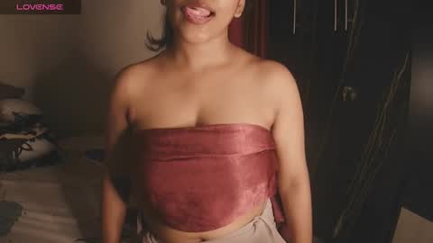 Snapshot of imlovelyrose chatting on 10.06.25 ROSE online show from 10.06.25