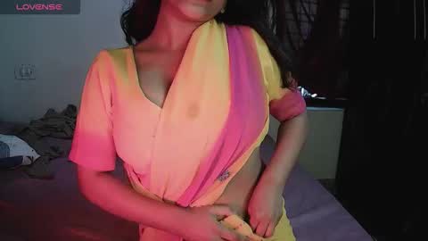 Snapshot of imlovelyrose chatting on 11.07.25 ROSE online show from 11.07.25