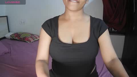 Snapshot of imlovelyrose chatting on 11.08.25 ROSE online show from 11.08.25