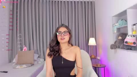 Sofia Guzman   Schedule 9 AM - 5 PM GMT-5 online show from 04.21.26