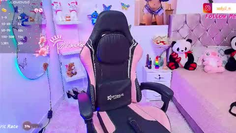 Snapshot of imsofy_1 chatting on 11.18.25 sofy online show from 11.18.25