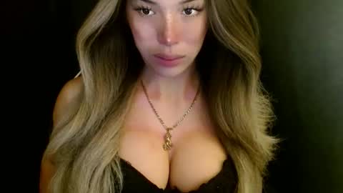 Snapshot of imyour_queen10 chatting on 10.27.25 Queen Gwen online show from 10.27.25