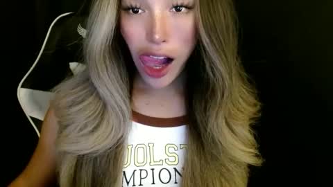 Snapshot of imyour_queen10 chatting on 11.08.25 Queen Gwen online show from 11.08.25