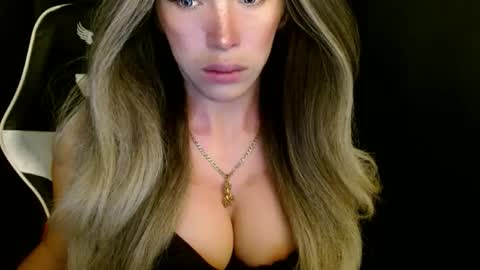 Snapshot of imyour_queen10 chatting on 11.19.25 Queen Gwen online show from 11.19.25