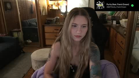 Snapshot of incognitoqueen chatting on 12.10.24 Carter online show from 12.10.24