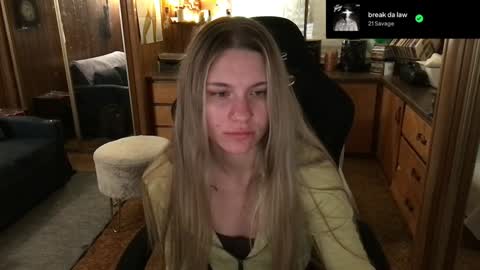 Snapshot of incognitoqueen chatting on 01.04.25 Carter online show from 01.04.25