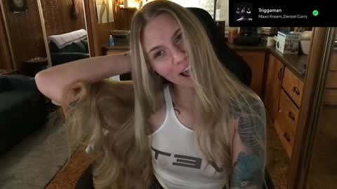 Snapshot of incognitoqueen chatting on 01.10.25 Carter online show from 01.10.25