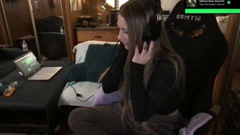 Snapshot of incognitoqueen chatting on 02.04.25 Carter online show from 02.04.25