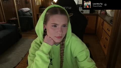 Snapshot of incognitoqueen chatting on 02.06.25 Carter online show from 02.06.25