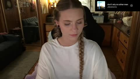 Snapshot of incognitoqueen chatting on 02.06.25 Carter online show from 02.06.25