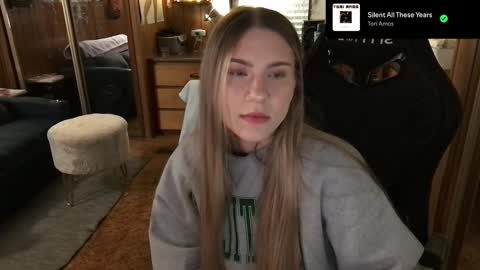 Snapshot of incognitoqueen chatting on 02.11.25 Carter online show from 02.11.25