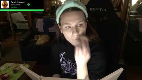 Snapshot of incognitoqueen chatting on 11.16.25 Carter online show from 11.16.25