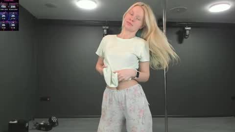 Snapshot of incredible__shell_ chatting on 05.23.26 Masha online show from 05.23.26
