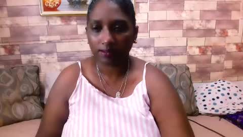 Snapshot of indianblue3 chatting on 01.04.25 tracy online show from 01.04.25
