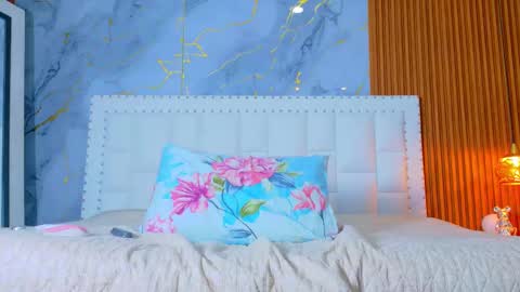 LITTLE AINHOA  online show from 10.04.25