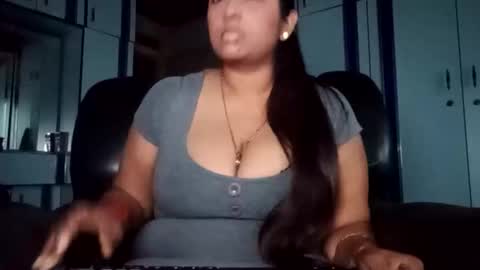 Snapshot of indianplaygal69 chatting on 09.19.25 Indianpalgal69 online show from 09.19.25