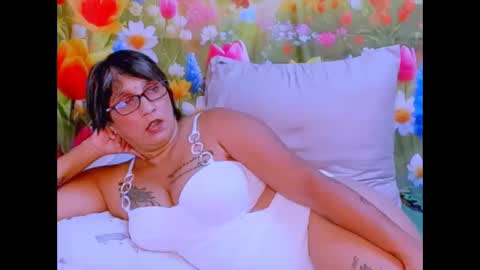 Snapshot of indianroxy07 chatting on 10.14.25 roxy online show from 10.14.25