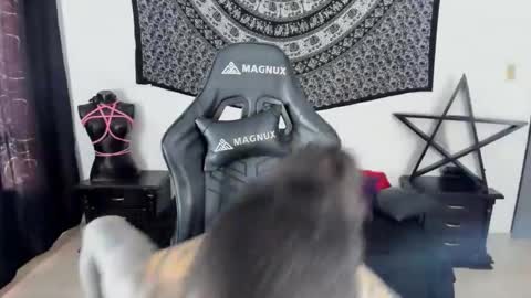 Snapshot of ink_u_buzz chatting on 01.06.25 Dani online show from 01.06.25