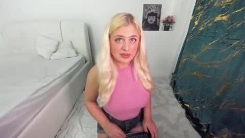 Snapshot of innocent_angell chatting on 11.02.25 Eva online show from 11.02.25