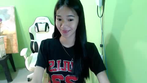 Snapshot of innocent_reign69 chatting on 10.18.25 Reign online show from 10.18.25