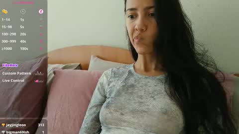 Laroa online show from 10.16.25