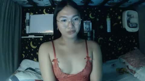 Snapshot of insulting_whoreifica chatting on 04.29.26 MAXINE online show from 04.29.26