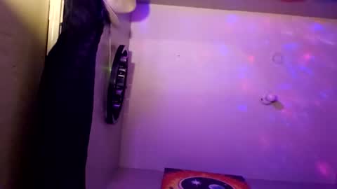 invisi13leone2435669278 online show from 11.23.25