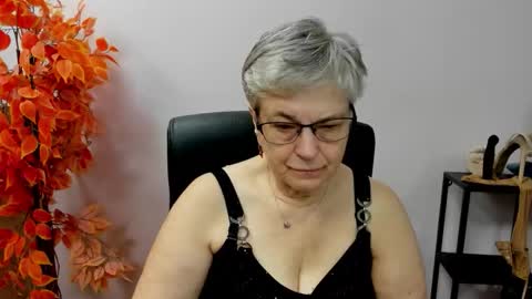Snapshot of iris_xdesire chatting on 10.16.25 I R I S online show from 10.16.25