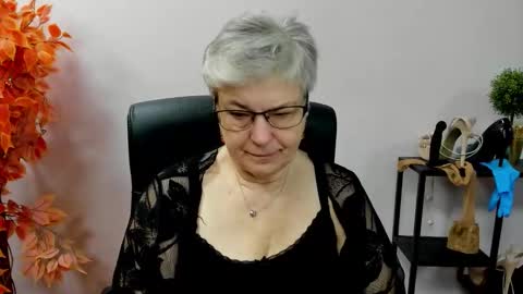 Snapshot of iris_xdesire chatting on 10.28.25 I R I S online show from 10.28.25
