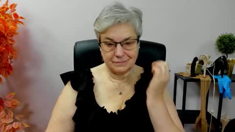 Snapshot of iris_xdesire chatting on 10.30.25 I R I S online show from 10.30.25