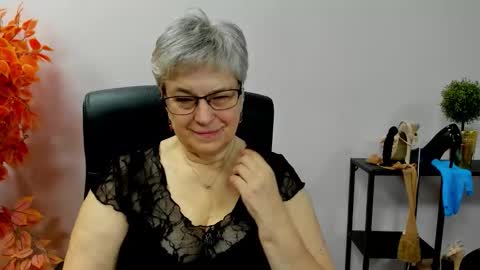 Snapshot of iris_xdesire chatting on 10.31.25 I R I S online show from 10.31.25