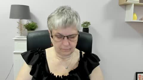 Snapshot of iris_xdesire chatting on 05.18.26 I R I S online show from 05.18.26