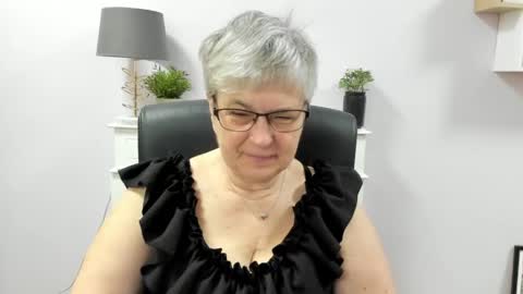 Snapshot of iris_xdesire chatting on 05.28.26 I R I S online show from 05.28.26