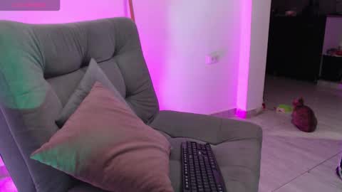 Isabella Hall online show from 01.13.26