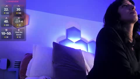 Snapshot of isa_winslow chatting on 12.21.25 Isa online show from 12.21.25