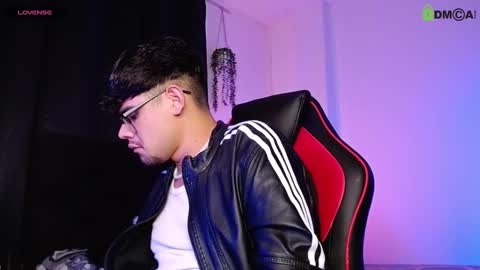 Snapshot of isaac_saenz chatting on 11.06.25 Isaac Saenz. online show from 11.06.25