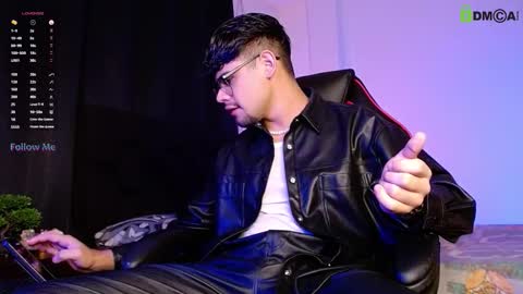 Snapshot of isaac_saenz chatting on 11.09.25 Isaac Saenz. online show from 11.09.25