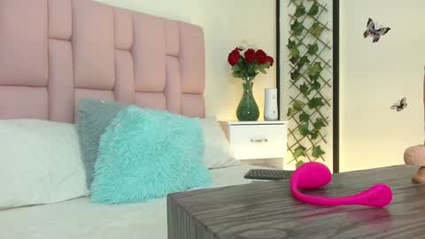 Snapshot of isabela_ferrer_ chatting on 12.21.24 I S A online show from 12.21.24